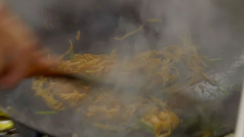 Preparing indomie on a cooking pot Video stock 108798617