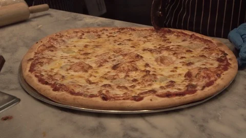 Preparing Italian pizza in kitchen. Video stock 115625314