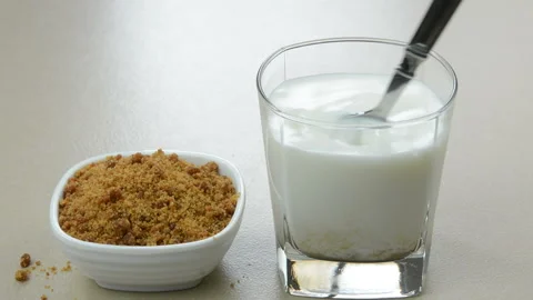 Preparing jaggery milk 動画素材 149134541
