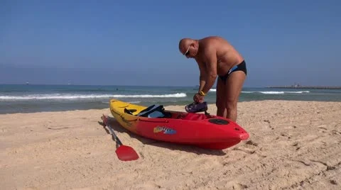 Preparing kayak at the beach Vidéo 12212944