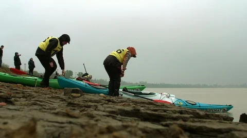 Preparing for kayak trip Stock Footage 112428729