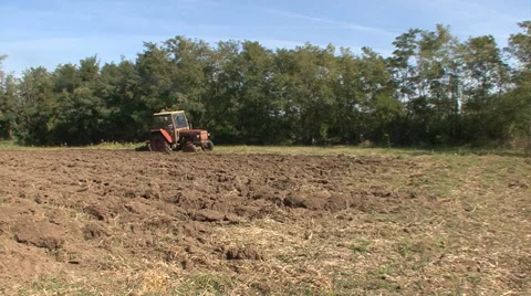 Preparing the land with tractor Vídeo Stock 35452481