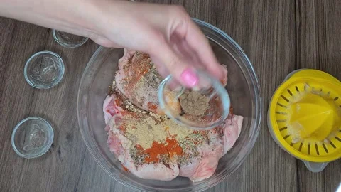 Preparing Legs Chicken For Marinating Видео 166637675