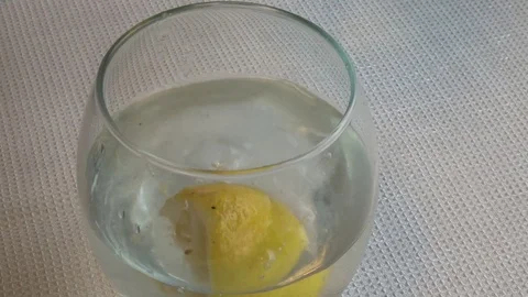 Preparing lemon water - glass of lemon water 動画素材 91321953