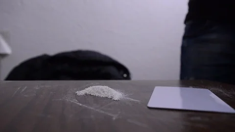 Preparing lines of drug with a card 動画素材 102527016