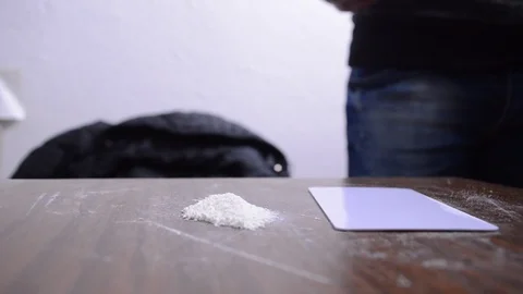 Preparing lines of drug with a card 動画素材 102527025