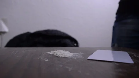 Preparing lines of drug with a card 動画素材 102527032