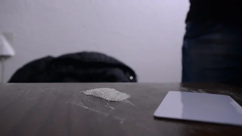 Preparing lines of drug with a card 動画素材 102527068