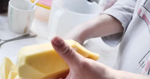 Preparing lunch from natural products. Cut the mango into small slices. 動画素材 274879331