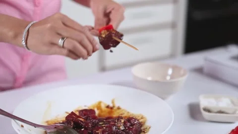 Preparing Marinated Beef Satay with Fresh Vegetables on Wooden Skewers Vidéo 336536648