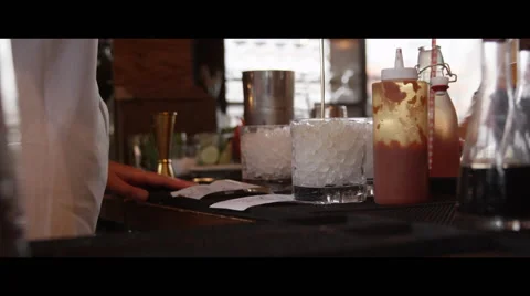 Preparing mixed drink at bar (CU) Vidéo 57079402