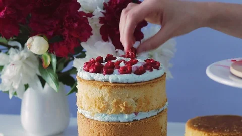 Preparing multilayered cake for wedding party. Stock Footage 105448081