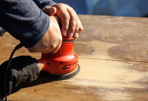 Preparing Old Wooden Table Surface for Refinishing with Power Sander Foto stock