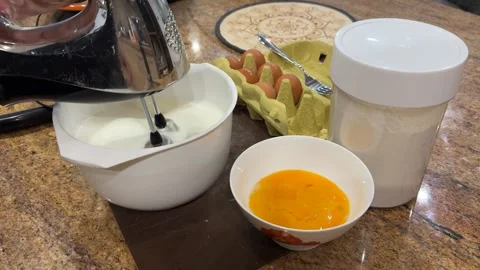 Preparing Omelette: Beating Egg Whites Video stock 280515718