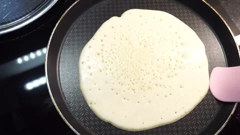 Preparing pancakes in a pan Video stock 257503164
