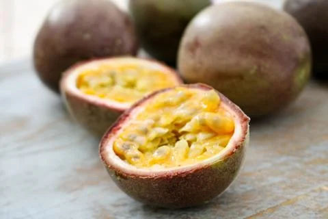 Preparing passion fruit Foto stock