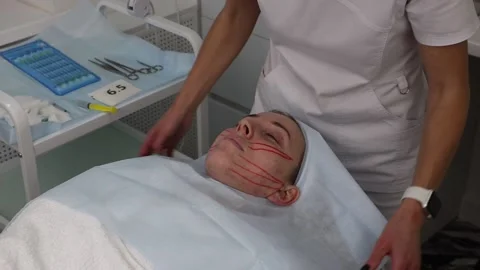 Preparing a patient for a thread facelift in a beauty salon. Stock Footage 170786126