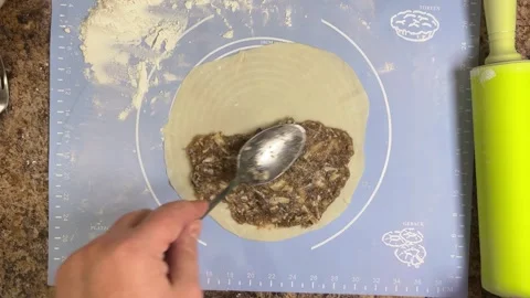 Preparing patties with ground beef and the process of forming a patty 動画素材 300457139