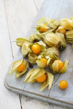  preparing physalis fruit Foto stock