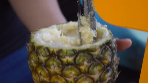 Preparing pineapple with machine. Video stock 93533808