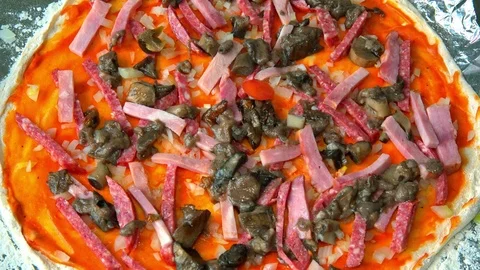 Preparing the pizza for baking Vídeos de archivo 72573850