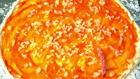 Preparing the pizza for baking Vidéo 72574108