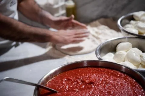 Preparing Pizza dought at the pizzeria. Stockfoto's
