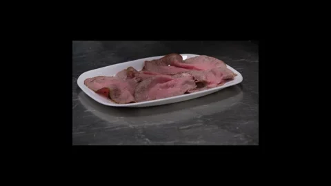 Preparing a plate of sliced ​​roast beef in a restaurant Stock Footage 334617966