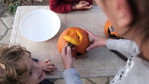 Preparing pumpkin for Halloween. Vídeo Stock 231613198