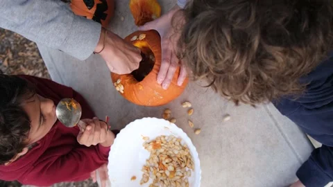 Preparing pumpkin for Halloween. Vídeos de archivo 231613538