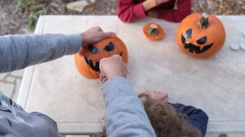Preparing pumpkin for Halloween. Vídeos de archivo 231613710