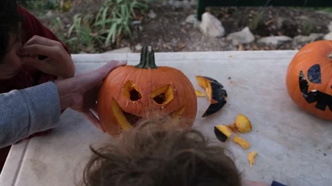 Preparing pumpkin for Halloween. Vidéo 231613773