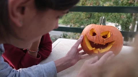Preparing pumpkin for Halloween. Video stock 231613803