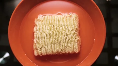 Preparing a quick noodles time-lapse Video stock 77364733