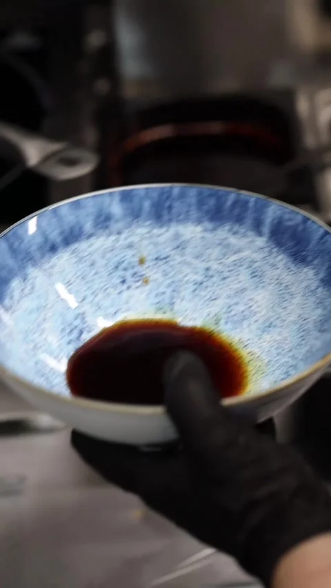 Preparing ramen in a professional restaurant kitchen Video stock 332489963