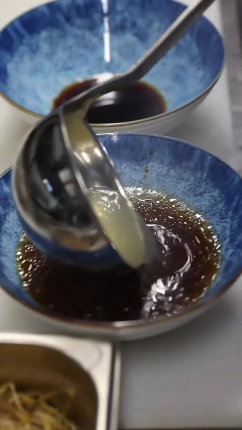 Preparing ramen in a professional restaurant kitchen Video stock 332490072