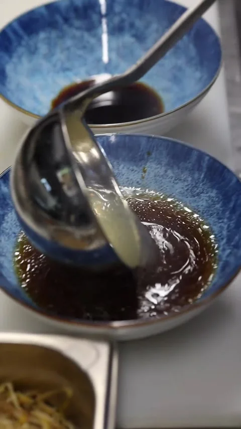 Preparing ramen in a professional restaurant kitchen Видео 332490161