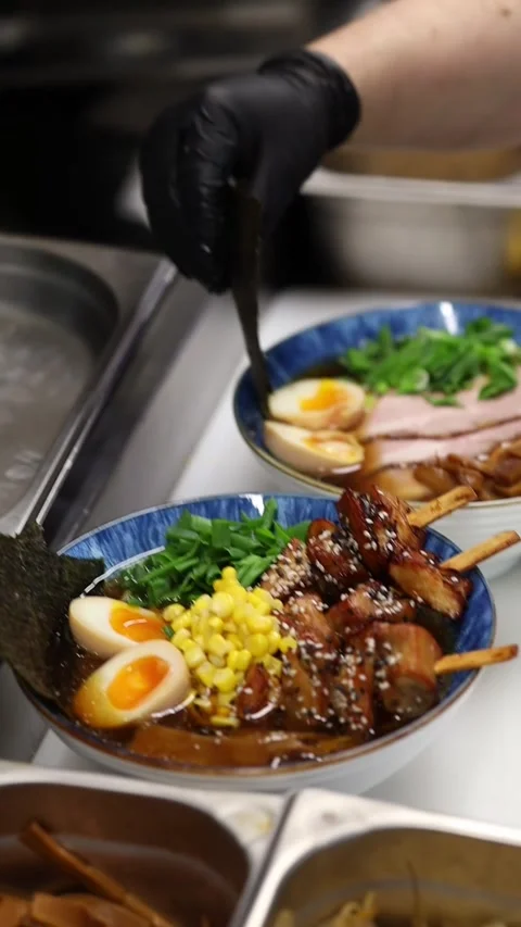 Preparing ramen in a professional restaurant kitchen Видео 332490197