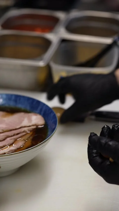 Preparing ramen in a professional restaurant kitchen Видео 332490199