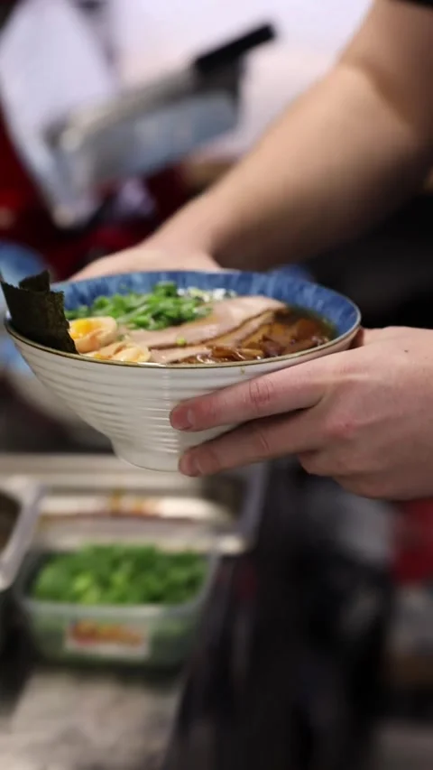 Preparing ramen in a professional restaurant kitchen Video stock 332490200