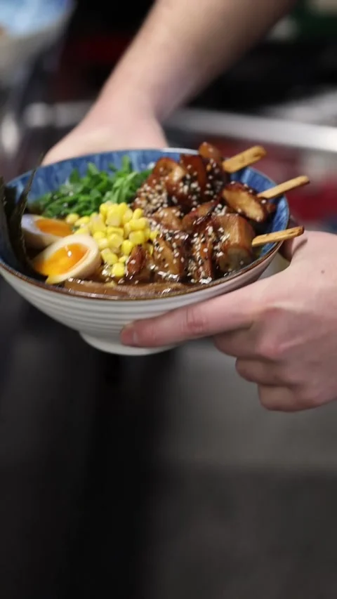 Preparing ramen in a professional restaurant kitchen Video stock 332490230