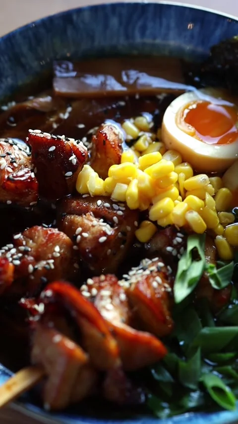 Preparing ramen in a professional restaurant kitchen Видео 332490254