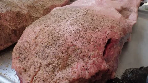 Preparing Raw Beef Brisket for Smoking or BBQ" Vídeos de archivo 332817782