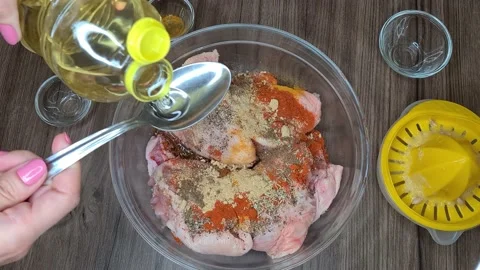 Preparing Raw Chicken For Marinating Vidéo 166637677