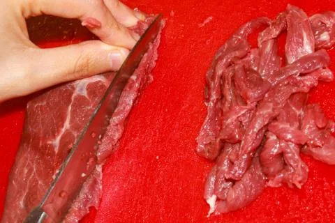 Preparing Raw Meat on Red Cutting Board Foto stock
