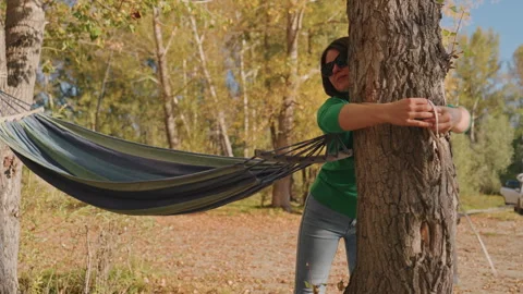 Preparing relaxing campsite with hammock installation. Comprehensive tutorial on 動画素材 332520239