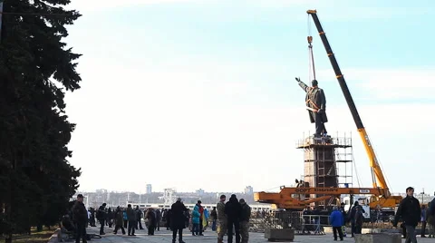 Preparing to remove a large 20-meter monument to communist leader Vladimir Lenin Stock Footage 67474715