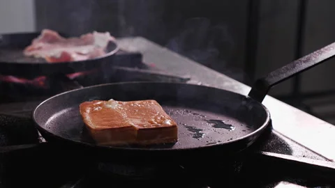 Preparing roasted sizzling cheese - close up 動画素材 152772368