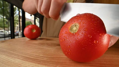 Preparing the salad. Close-up of a tomato cut into two halves. Vídeo Stock 296071641