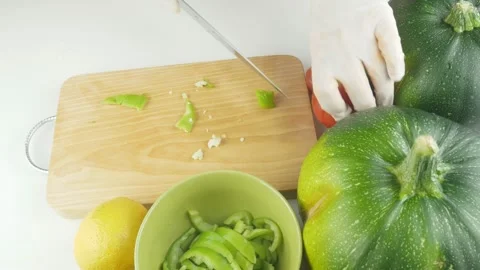 Preparing salad of tomatoes, cucumbers and peppers.Cooking a vegetarian meal. Vídeo Stock 137363147